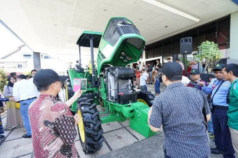 WISEL Perkenalkan Traktor John Deere 6B OOS