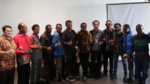 Masyarakat Adat Papua Protes Kampanye Mighty Earth