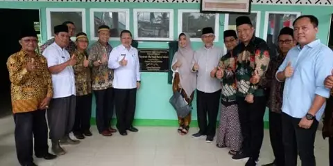 GAPKI Berikan Bantuan Renovasi Sekolah di Tengah Perkebunan
