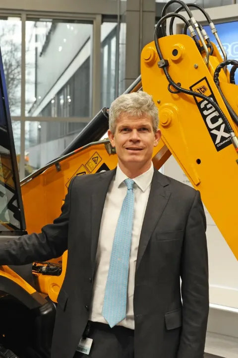 JCB  Tingkatkan Layanan Kepada Industri Sawit