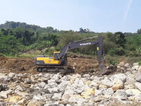 Volvo EC200D, sahabat Kontraktor Indonesia, Membangun Bisnis Logistik Yang Efisien.