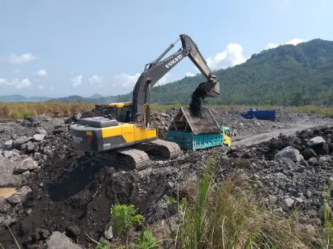 Excavator Volvo EC200D Dapat Turunkan  25% Penggunaan Bahan Bakar di Tambang Pasir Indonesia