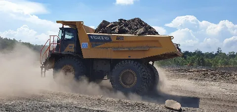 Rigid hauler Volvo R60D melibas pertambangan batu bara di Indonesia