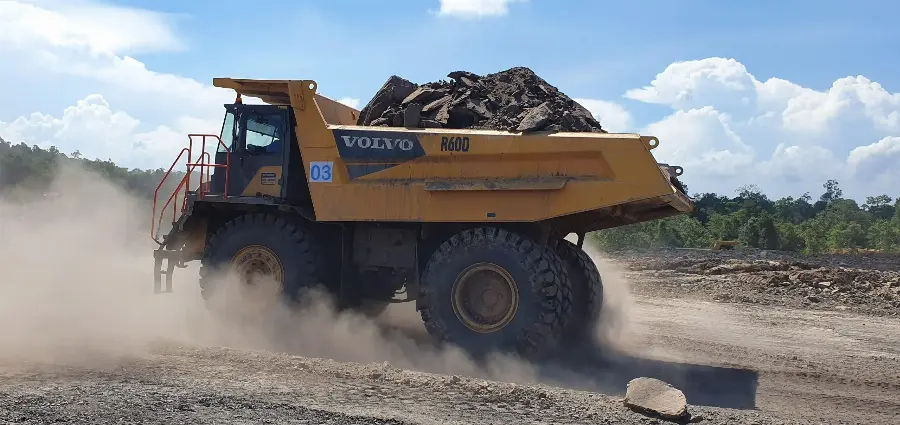 Rigid hauler Volvo R60D melibas pertambangan batu bara di Indonesia