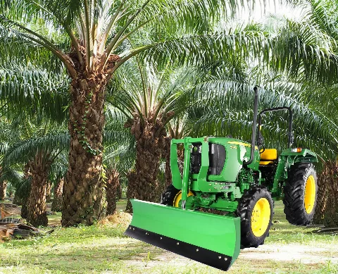 Traktor John Deere 5040D Pendukung Mekanisasi Sawit