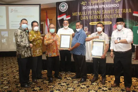Dirjen Perkebunan Serahkan Sertifikat ISPO Kepada 2 KUD Riau