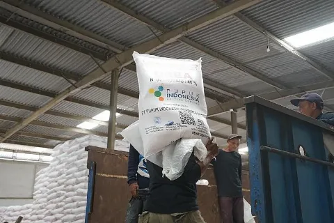 Pupuk Indonesia Bekukan Izin Kios Pupuk Bersubsidi yang Bermasalah di Bone