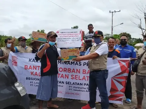 Minamas Plantation Serahkan Bantuan Kepada Korban Banjir Kalsel