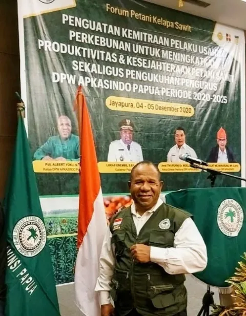 Pdt. Albert Yoku, Ketua DPW Asosiasi Petani Kelapa Sawit Indonesia (APKASINDO) Papua