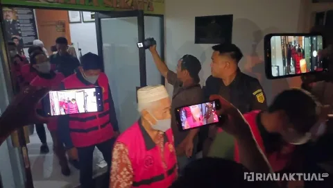 Kejari Pelalawan Menahan 15 Tersangka Kasus Dugaan Mafia Pupuk Bersubsidi
