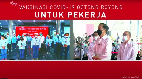 Tinjau Vaksinasi Gotong Royong untuk Pekerja, Presiden: Semoga Produksi Kembali Normal