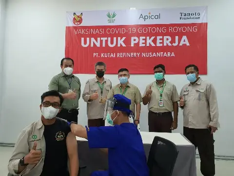 APICAL Gelar Vaksinasi Kepada 130 Karyawan di Balikpapan