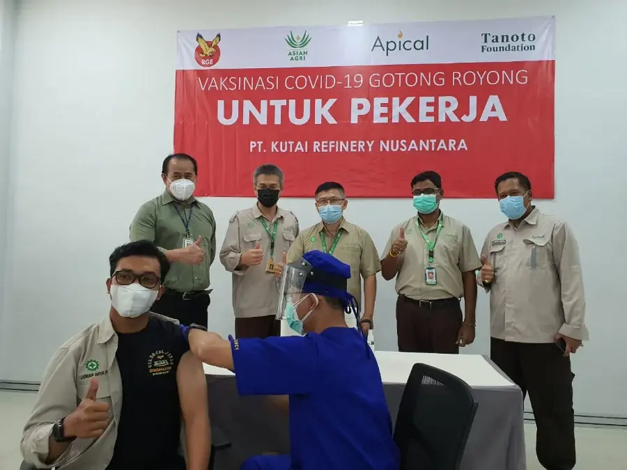 APICAL Gelar Vaksinasi Kepada 130 Karyawan di Balikpapan