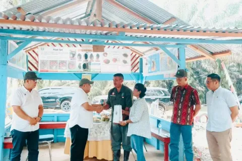PTPN IV Regional III Menyalurkan Bantuan Senilai Rp50 Juta Untuk  korban Teror Pembakaran  di Kebun Terantam