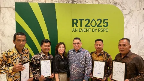 Four Independent Smallholder Groups Achieve RSPO Certification under SMILE Program