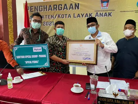Bantu Pandemi, Apical Salurkan Bantuan Beras Kepada 30.654 Warga  Padang