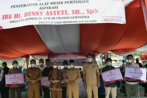 Tingkatkan Produksi Pertanian Banyuasin, Renny Astuti Salurkan Alat Pertanian Modern