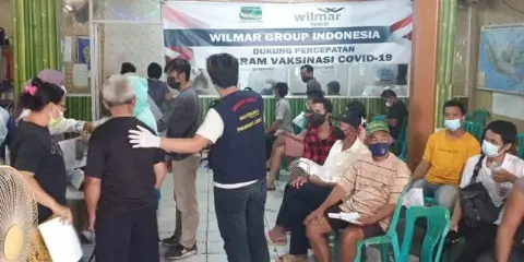 Setelah Vaksinasi, Wilmar Bagikan Minyak Goreng Kepada Warga