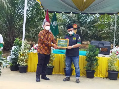 Dukung Santripeneur Sawit, APKASINDO Serahkan Penghargaan Kepada Asian Agri