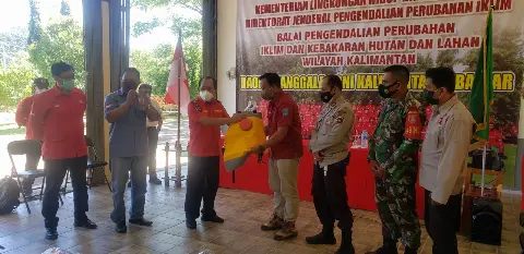 KLHK Serahkan Peralatan Pemadaman Karhutla Kepada MPA-Paralegal