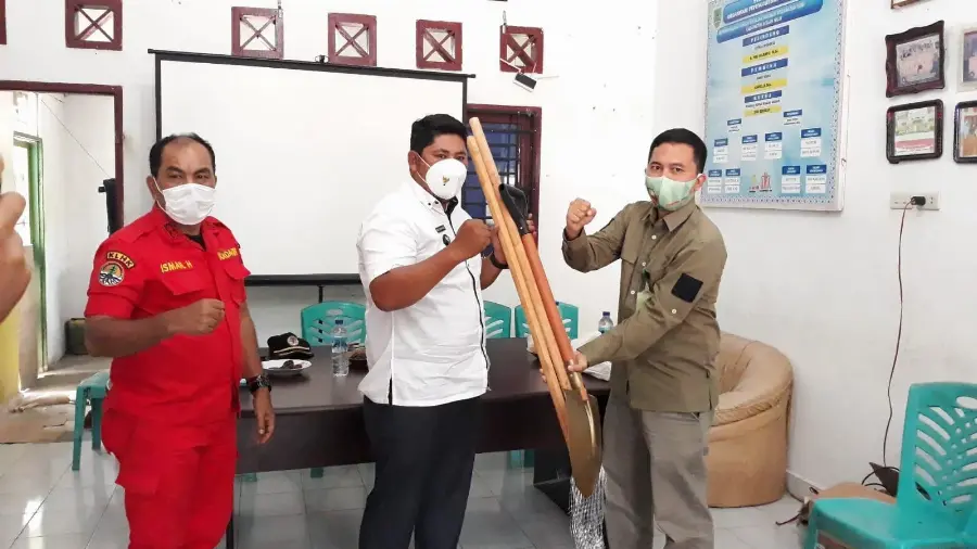 PKHL Bersama BNPB Bantu Peralatan Dalkarhutla bagi MPA-PARALEGAL