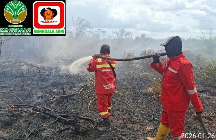 Manggala Agni Lakukan Pemadaman Karhutla di Wilayah Sumatera