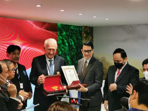 Berjasa bagi Penanganan Kebakaran Hutan, Indonesia Anugerahkan Bintang Jasa Bagi Peneliti Jerman