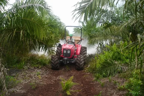 PengaruhTekananAngin pada BAN Traktor dan Implement TerhadapKepadatan dan Kesuburan Tanah Pertanian
