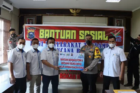 PTPN V Salurkan Ratusan Paket Sembako Korban Banjir Rohul