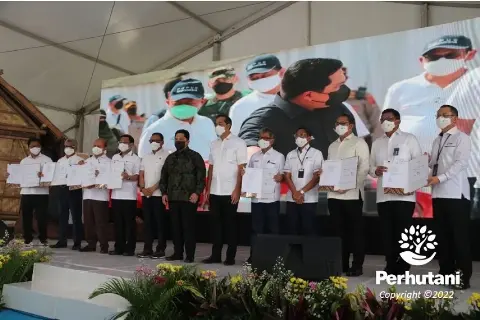 Perhutani Bersama 6 BUMN Tandatangani MOU Program Makmur