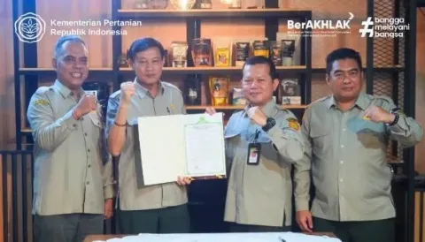 Mentan Lantik  Iim Mucharam Sebagai Direktur Tanaman Kelapa Sawit dan Aneka Palma, Ini Profilnya