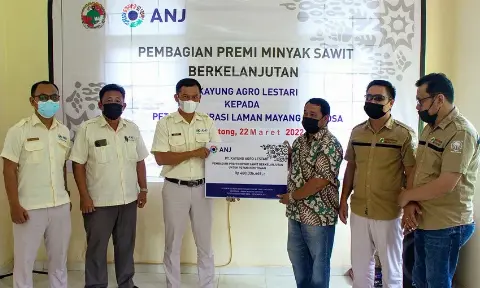 Kayung Agro Serahkan Premi Minyak Sawit Berkelanjutan Senilai Rp 480,336 Juta