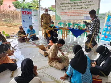 Peneliti PKGA IPB University Kembali Latih Ibu-ibu Membuat Piring dan Keranjang dari Lidi Sawit