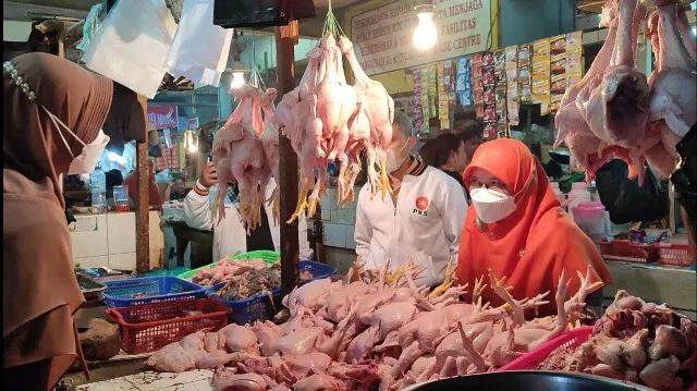 Sidak Pasar Rancaekek, Diah Nurwitasari Temukan Harga Minyak Goreng Curah Lebih Mahal dari Kemasan