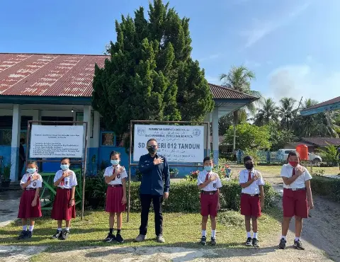 PTPN V Serahkan Bantuan 26 Komputer dan Internet Gratis ke Sekolah Terpencil