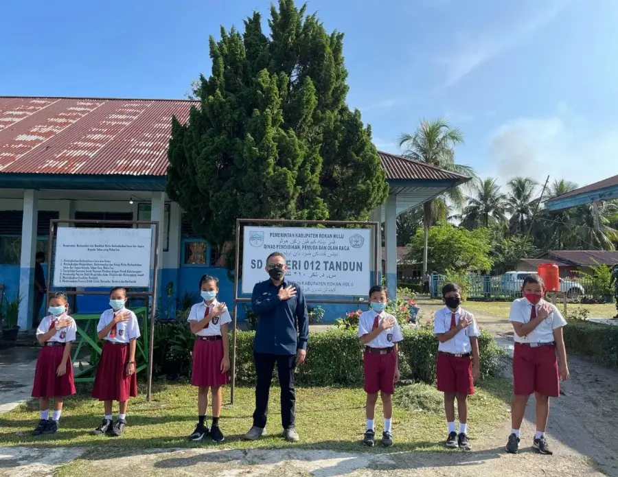 PTPN V Serahkan Bantuan 26 Komputer dan Internet Gratis ke Sekolah Terpencil