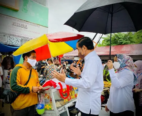 Presiden Jokowi Bagikan BLT di Pasar Angso Duo Jambi