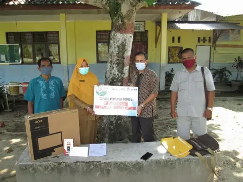 PTPN V Distribusikan 26 Komputer dan Internet Gratis ke Sekolah Terpencil