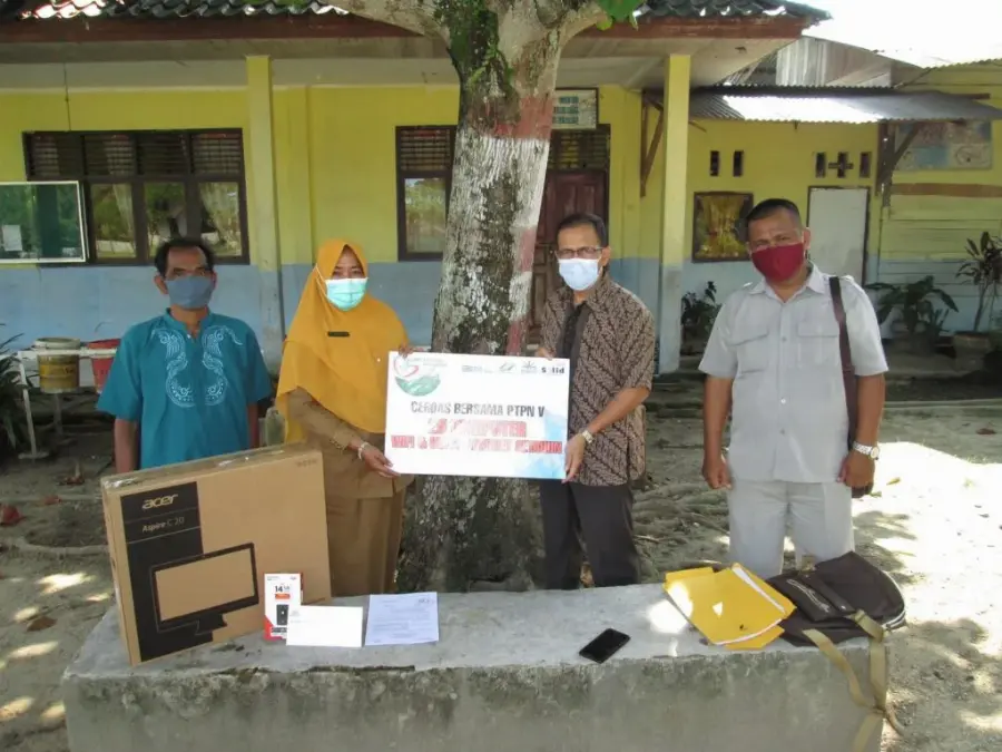 PTPN V Distribusikan 26 Komputer dan Internet Gratis ke Sekolah Terpencil