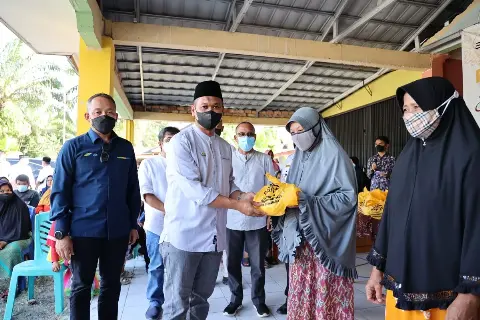 PTPN V Salurkan 1.430 Paket Sembako di Riau
