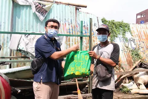 BUMN Muda Pupuk Indonesia Bagikan Sembako Untuk Warga