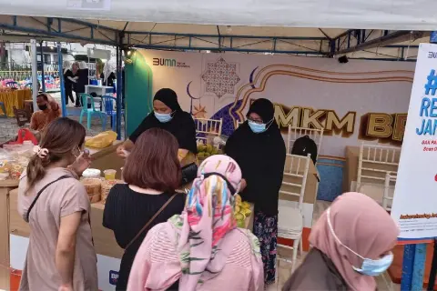 Cerita Sukses UMKM BRI, Usaha "Kampung Kue" Ber-omzet Juta-an