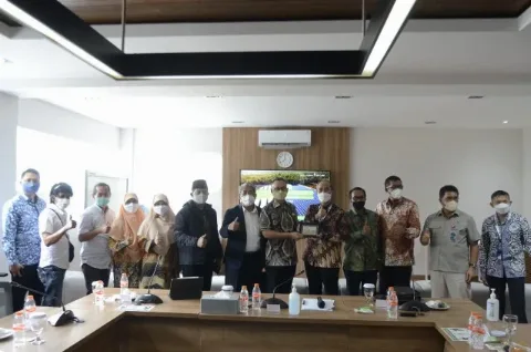 Wujudkan Penggunaan EBT, Pemerintah Perlu Dorong Industri Gunakan Panel Surya