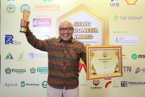 Dr.Eng. Erwin Widodo Terima 4th Sawit Indonesia Award 2025 Sebagai Inovator Egrek Digital