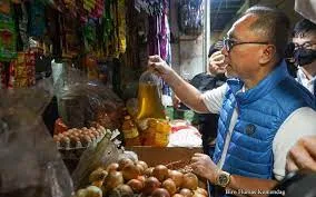 Turun Langsung ke Pasar Cibinong, Mendag Zulkifli Hasan: Harga Bapok Terus Turun dan Semakin Terjangkau