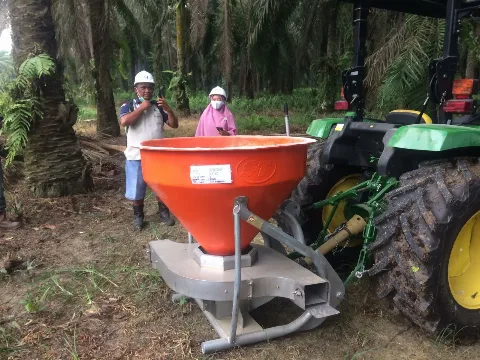 Pemupukan Lebih Mudah Dengan Traktor John Deere 3036E
