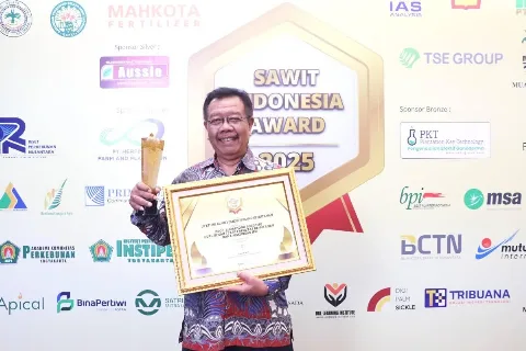 Prof. Sudarsono Soedomo Dianugerahi Lifetime Achievement dalam 4th Sawit Indonesia Award 2025