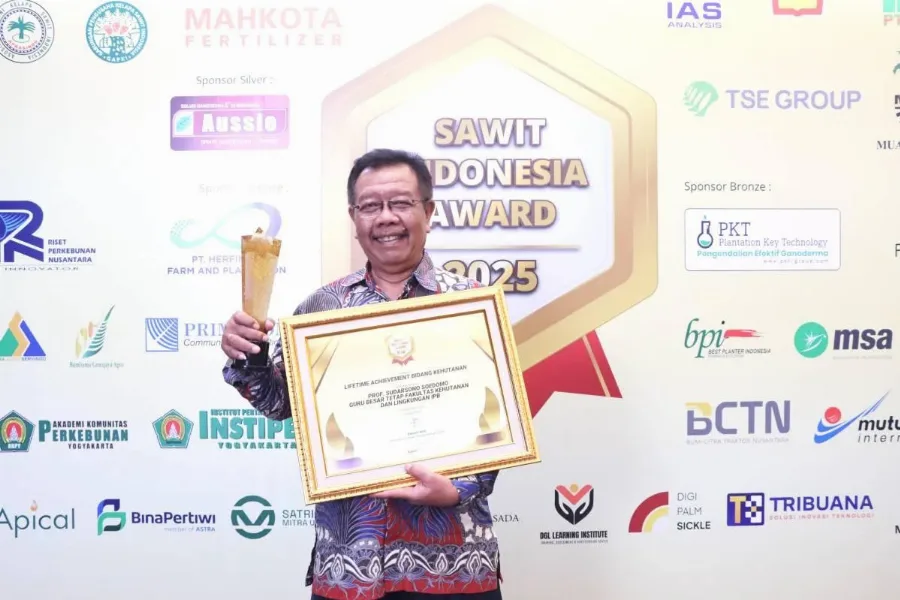 Prof. Sudarsono Soedomo Dianugerahi Lifetime Achievement dalam 4th Sawit Indonesia Award 2025