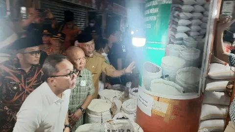 Tinjau Pasar Raya Padang, Menteri Zulhas dan Buya Mahyeldi Bagi-bagi Sembako