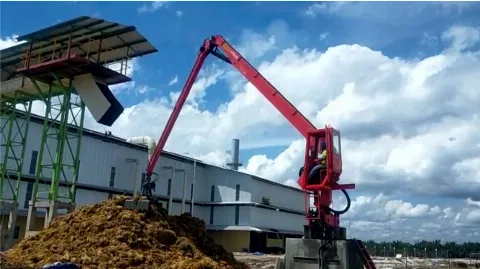 Static Crane Epsilon Dukung Evakuasi Tandan Kosong Kelapa Sawit di Pabrik Sawit